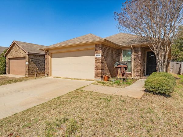 1329 Briarwood Drive , Azle, TX 76020
