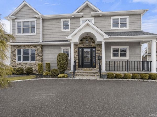 75 Syosset Circle , Syosset, NY 11791