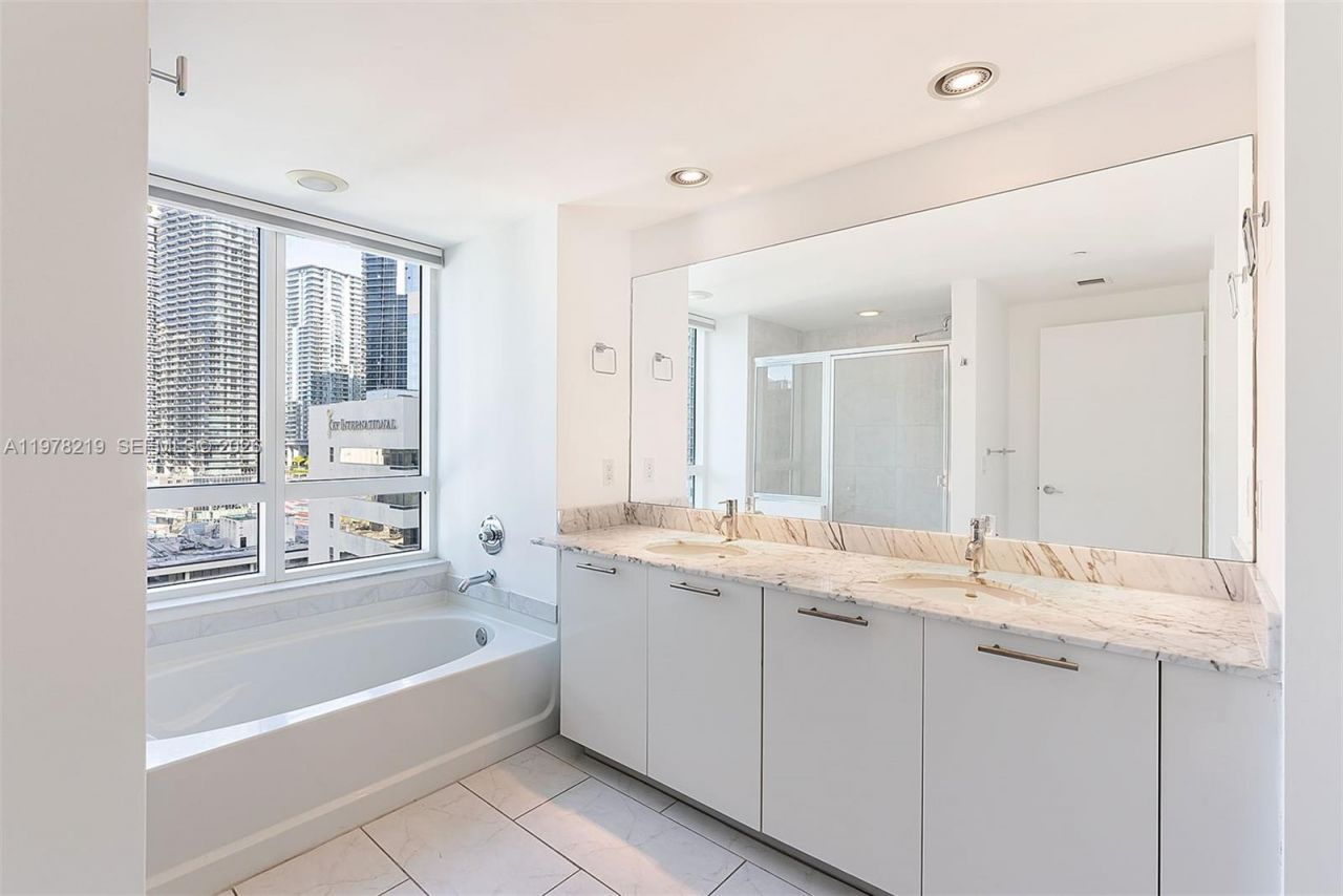 951 Brickell Ave , Unit 1711, Miami, FL 33131 Photo