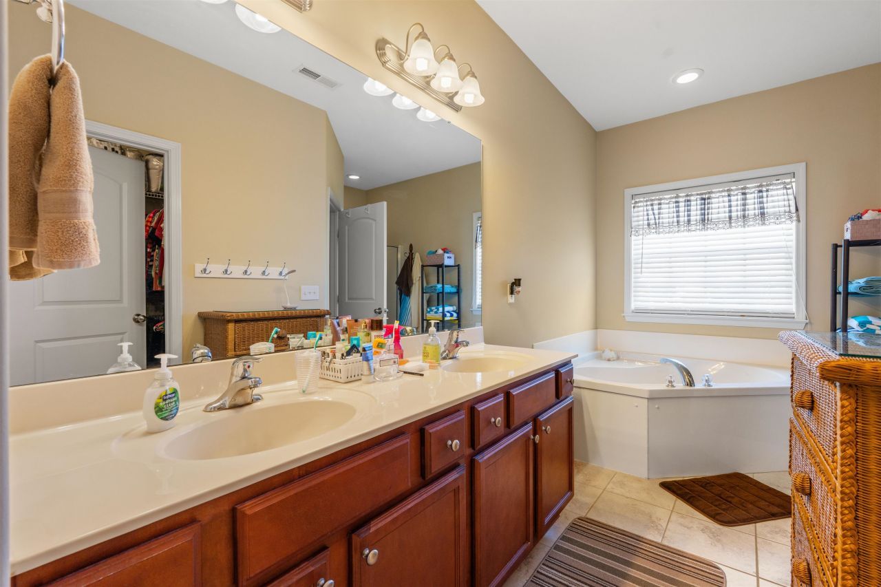 237 Cloverleaf Dr. Photo 16