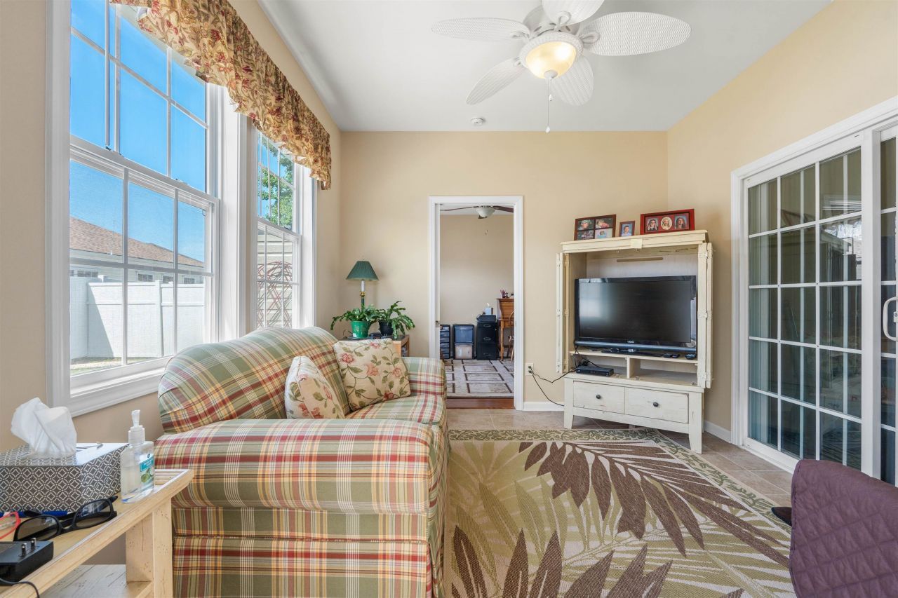 237 Cloverleaf Dr. Photo 18