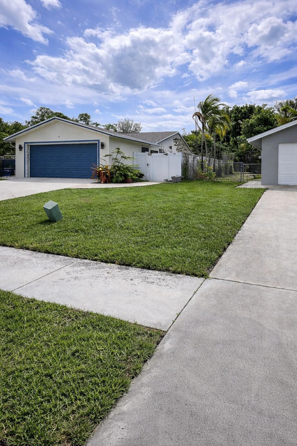 129 Bilbao Street, Royal Palm Beach, FL 33411 Photo