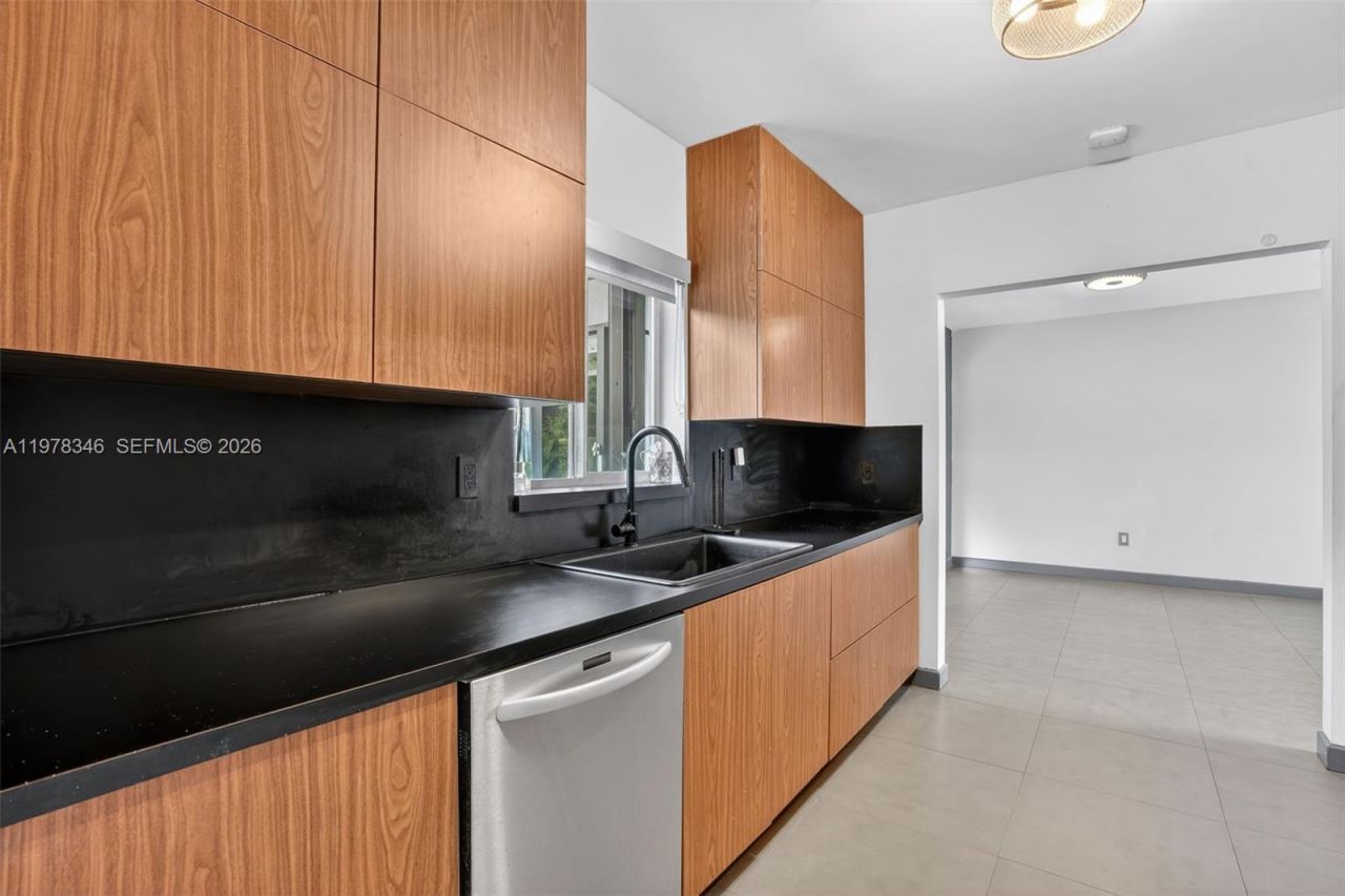 425 NE 114th St , Miami, FL 33161 Photo