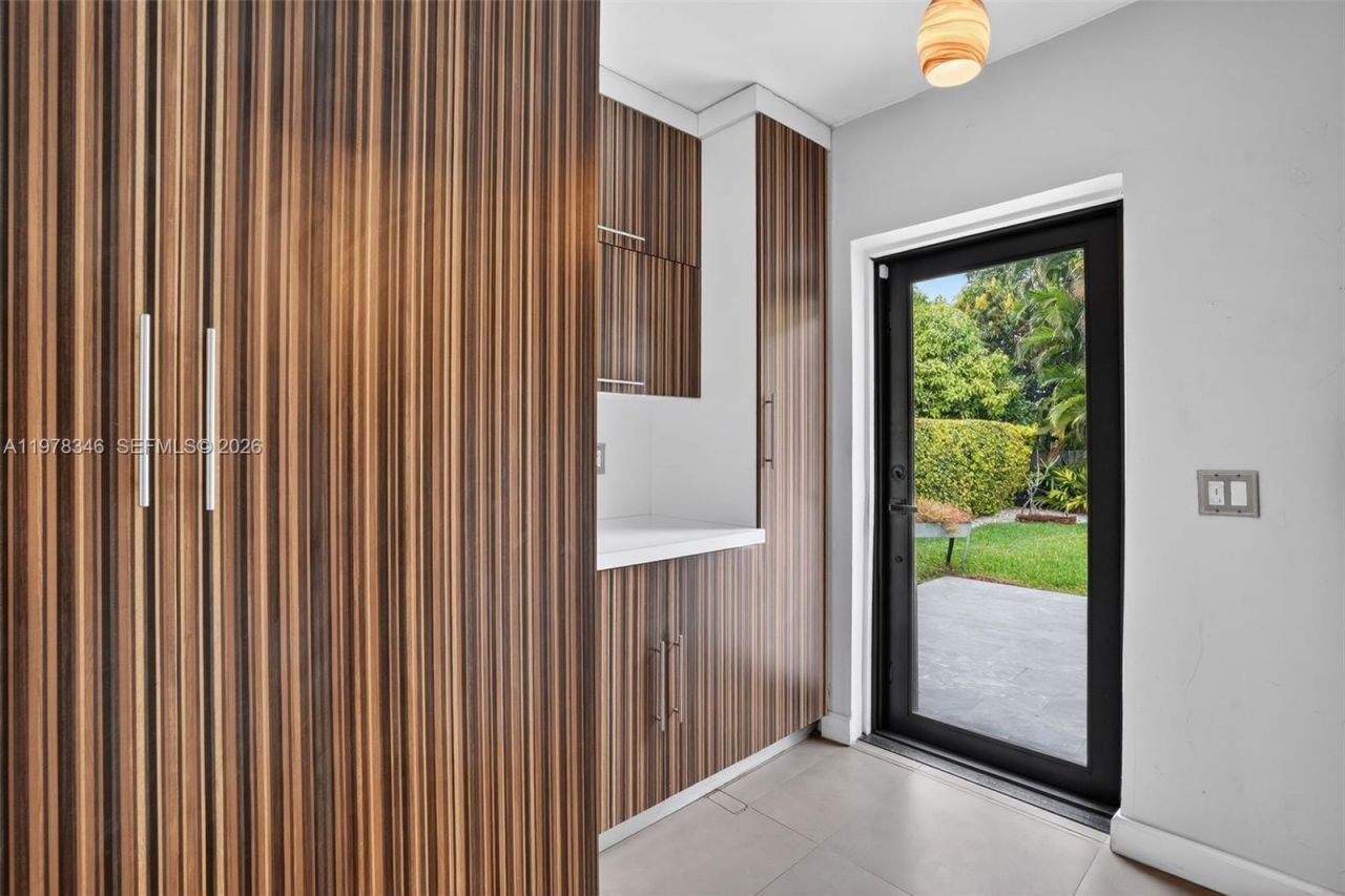 425 NE 114th St , Miami, FL 33161 Photo