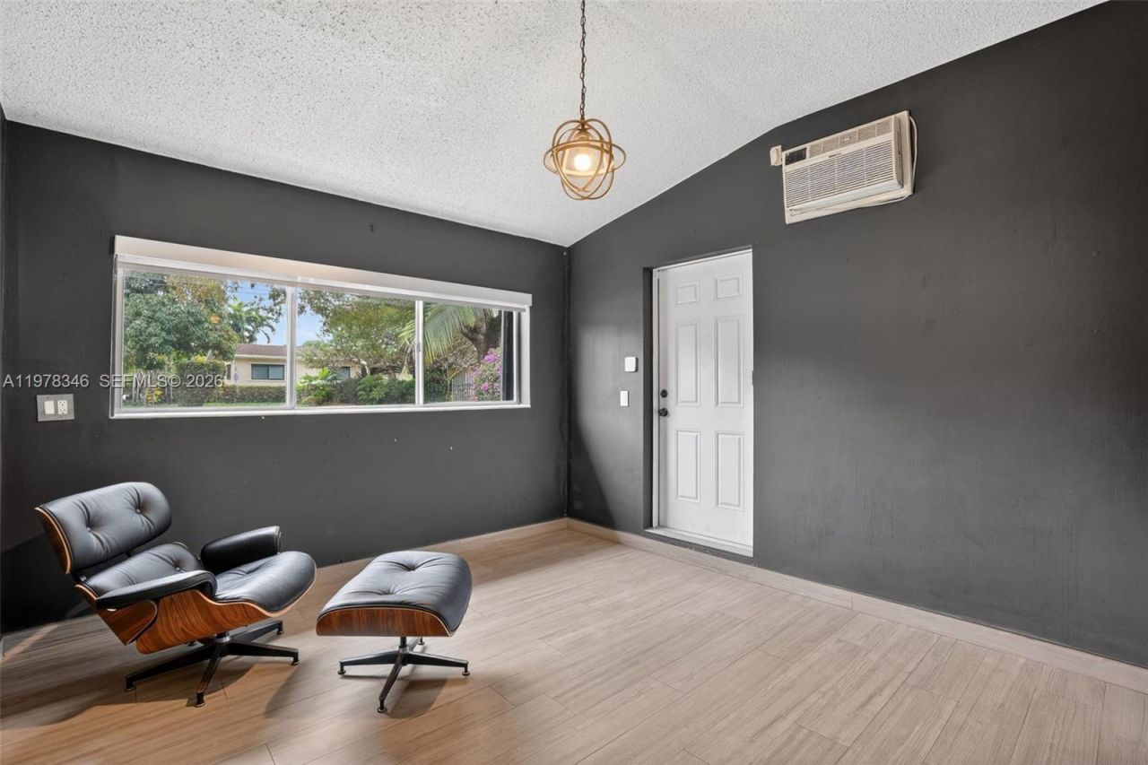 425 NE 114th St , Miami, FL 33161 Photo