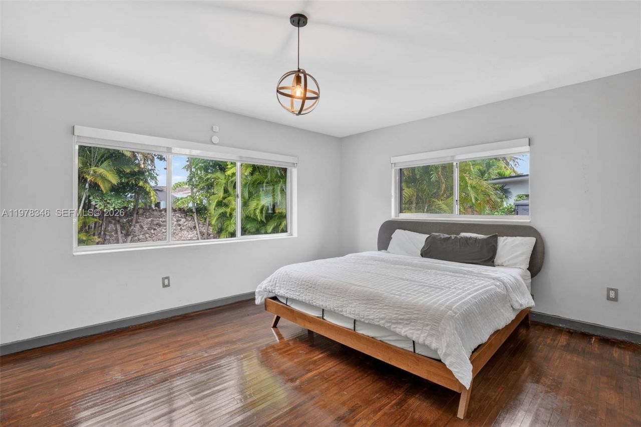 425 NE 114th St , Miami, FL 33161 Photo