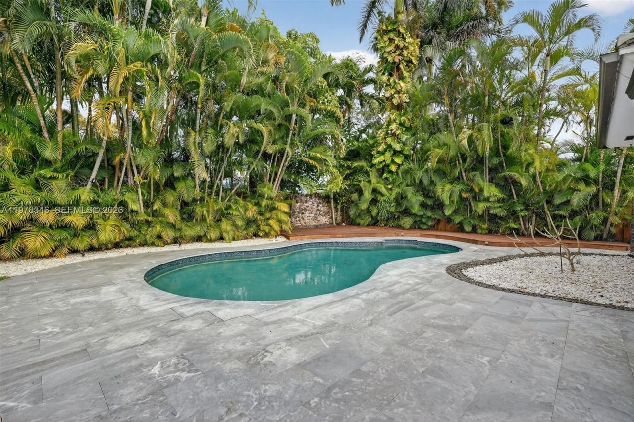 425 NE 114th St , Miami, FL 33161 Photo