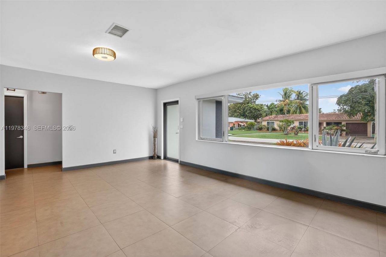 425 NE 114th St , Miami, FL 33161 Photo