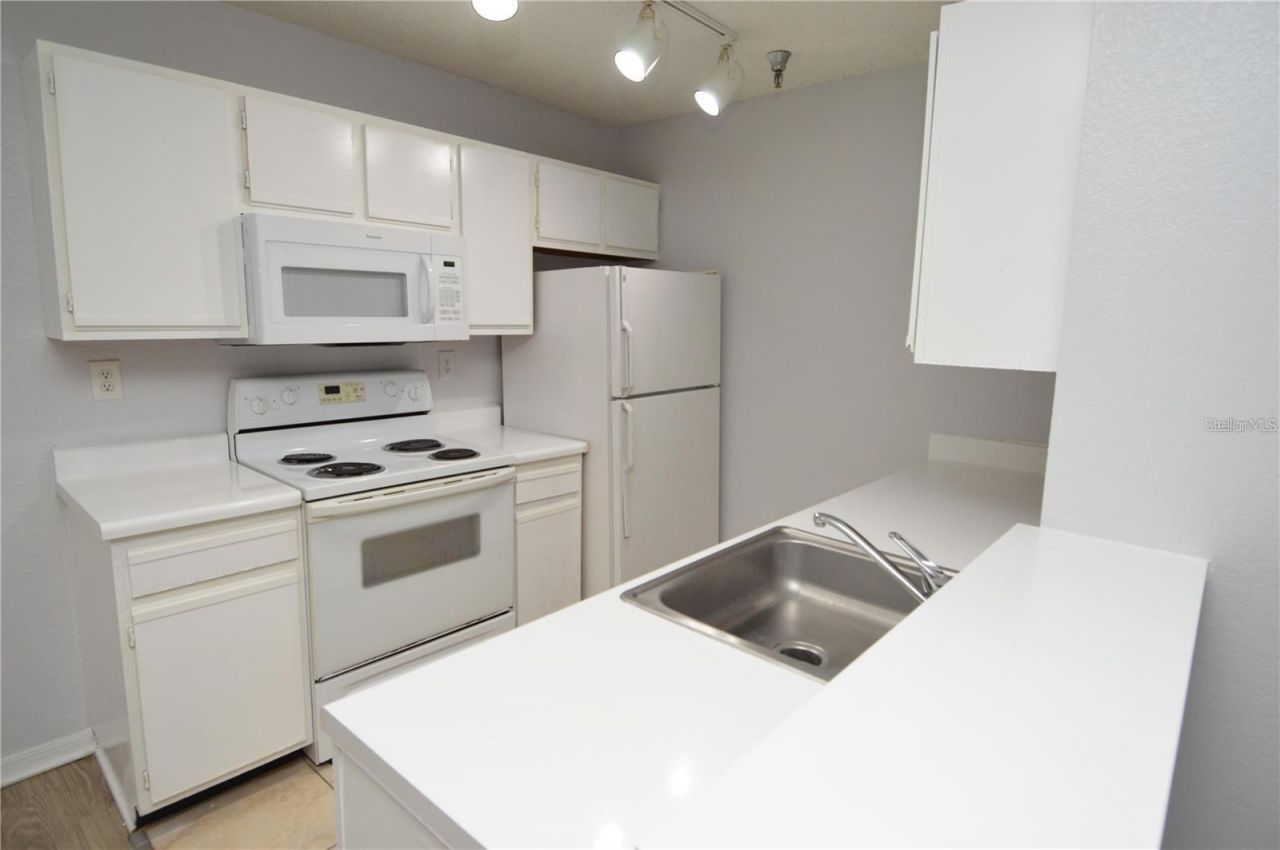 10263 Gandy Boulevard N, Unit 305, Saint Petersburg, FL 33702 Photo