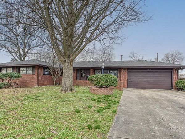 1911 S Saratoga Avenue, Springfield, MO 65804