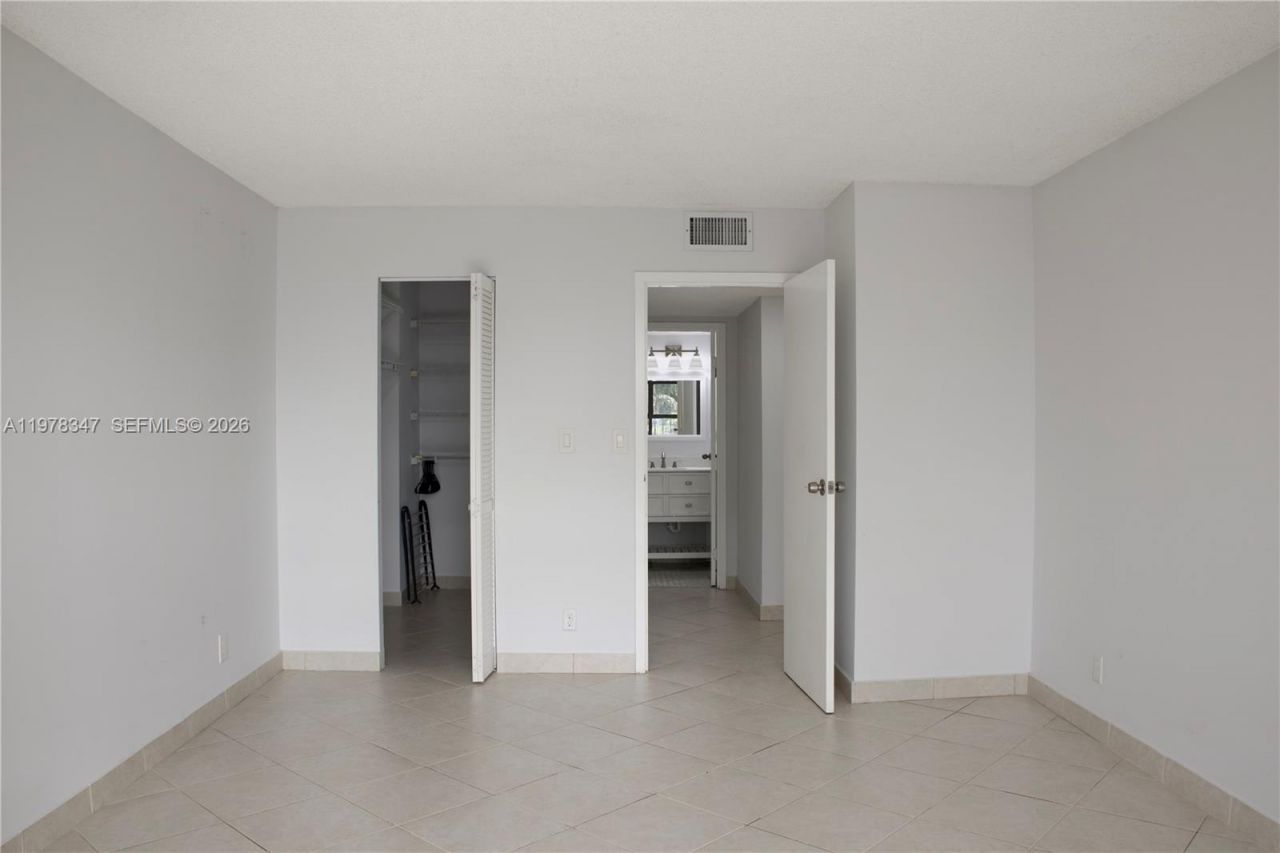 600 Parkview Dr , Unit 305, Hallandale Beach, FL 33009 Photo