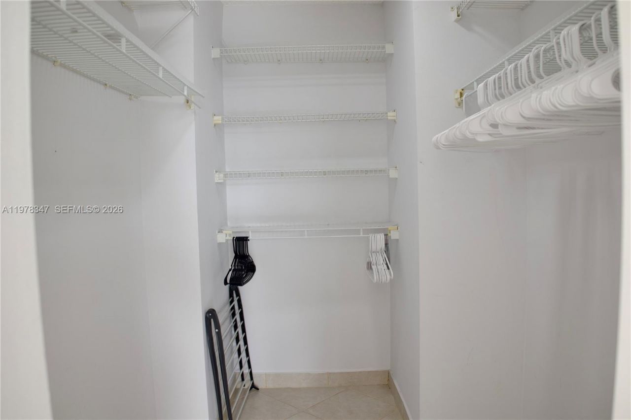 600 Parkview Dr , Unit 305, Hallandale Beach, FL 33009 Photo