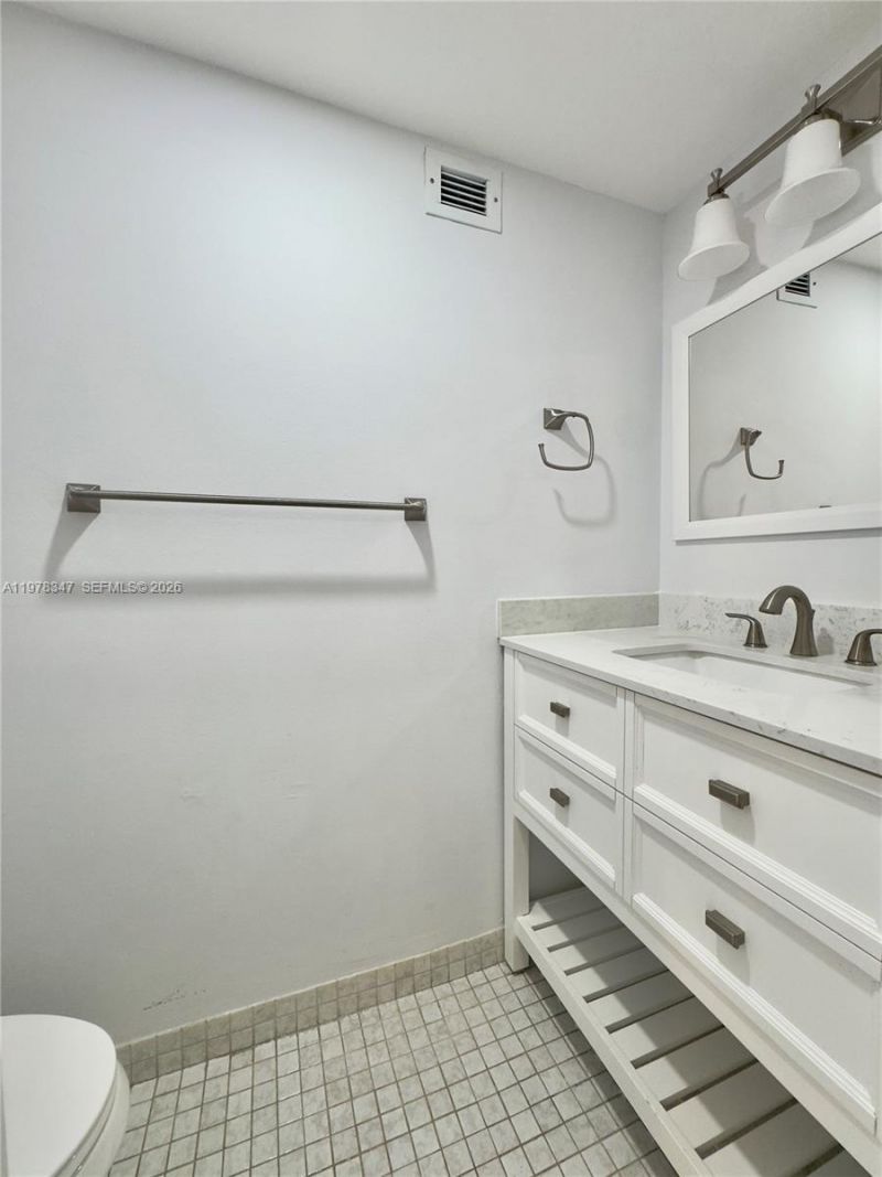 600 Parkview Dr , Unit 305, Hallandale Beach, FL 33009 Photo