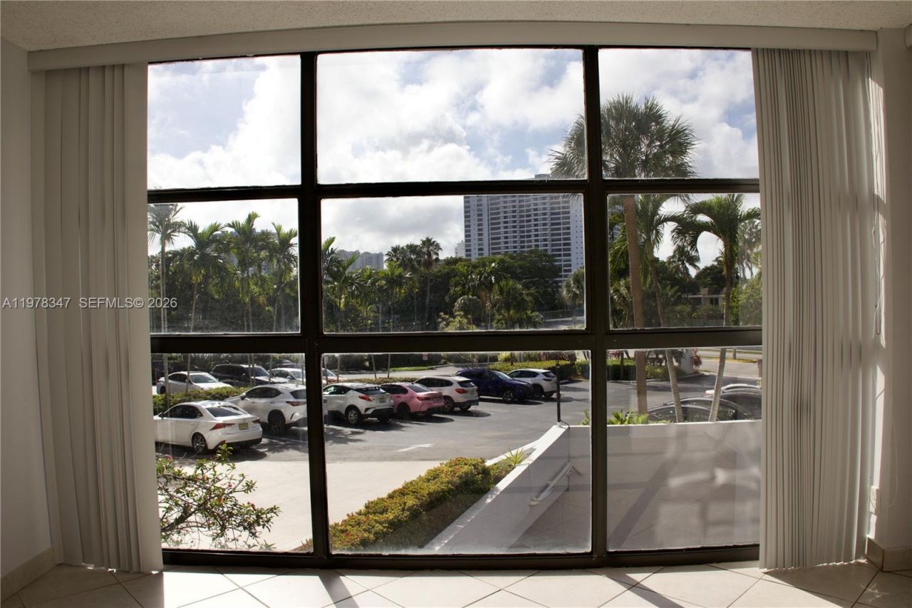 600 Parkview Dr , Unit 305, Hallandale Beach, FL 33009 Photo