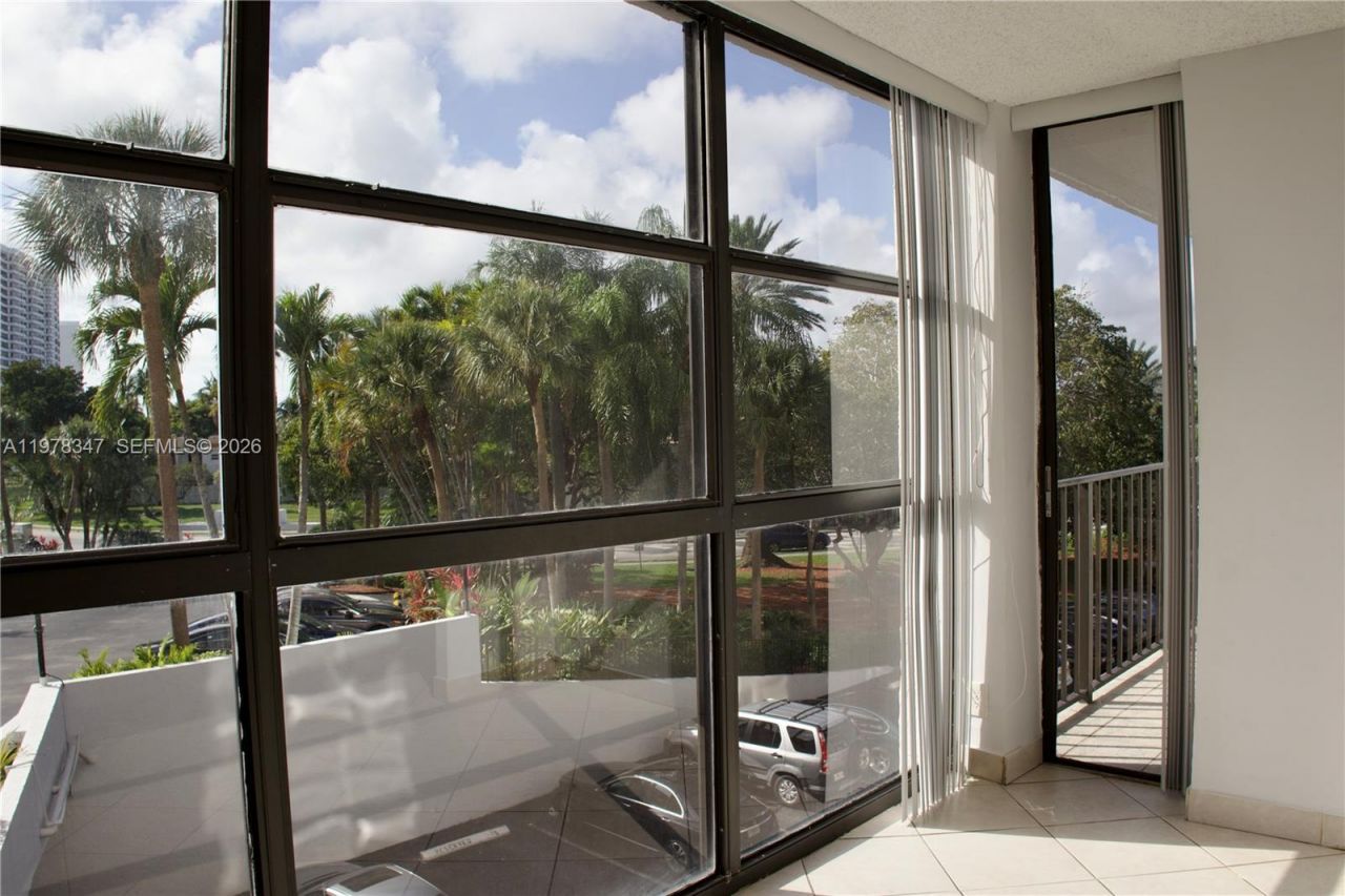 600 Parkview Dr , Unit 305, Hallandale Beach, FL 33009 Photo