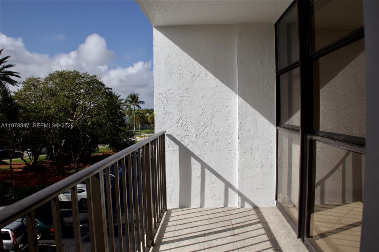 600 Parkview Dr , Unit 305, Hallandale Beach, FL 33009 Photo