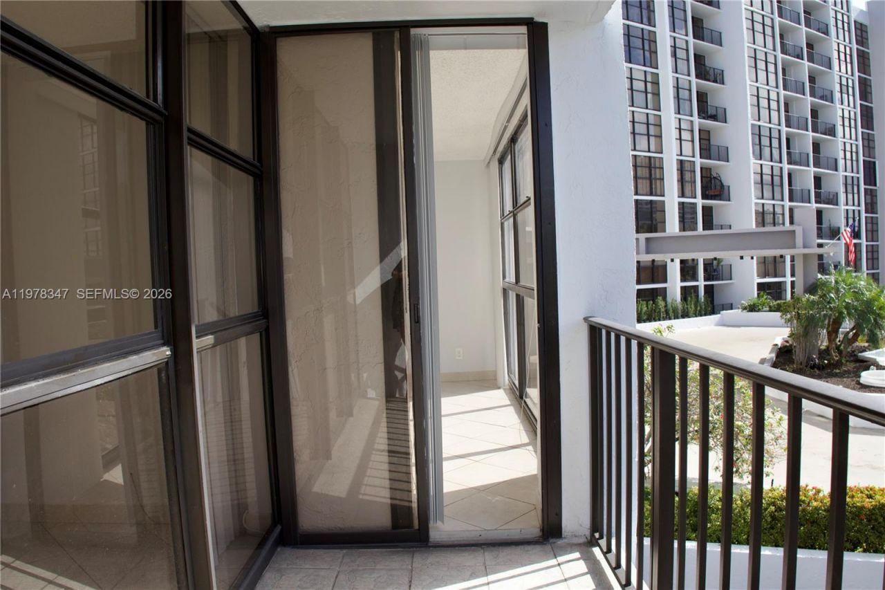 600 Parkview Dr , Unit 305, Hallandale Beach, FL 33009 Photo