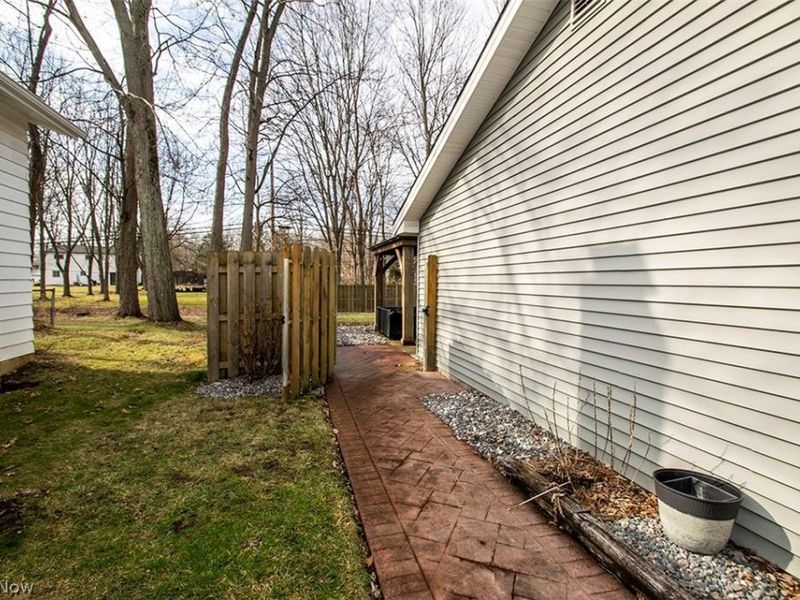 3974 Winton Park Drive, North Olmsted, OH 44070 Photo 3