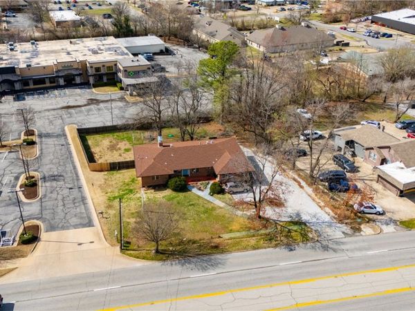 2227 N College Avenue, Fayetteville, AR 72703