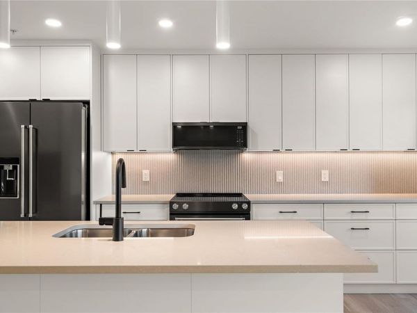 1102 Esquimalt Rd, Unit TH4, Esquimalt, BC V9A 0L3