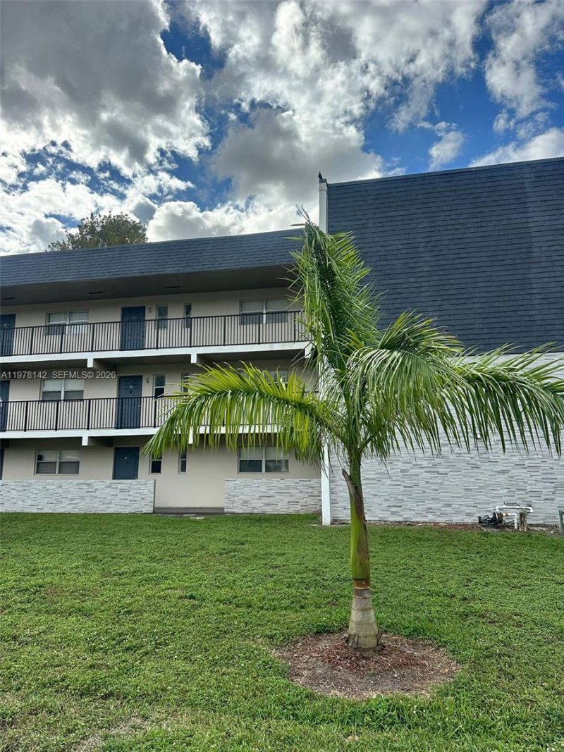 8000 Fairview Dr, Unit 306, Tamarac, FL 33321 Main Photo