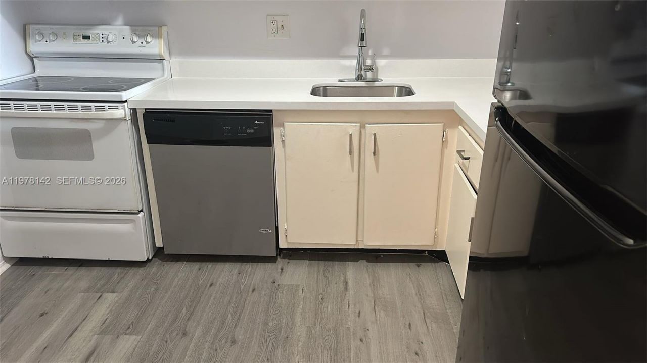 8000 Fairview Dr, Unit 306, Tamarac, FL 33321 Photo