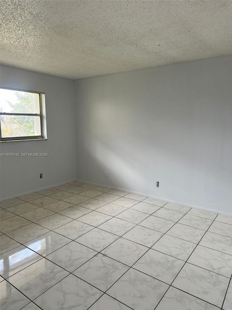 8000 Fairview Dr, Unit 306, Tamarac, FL 33321 Photo