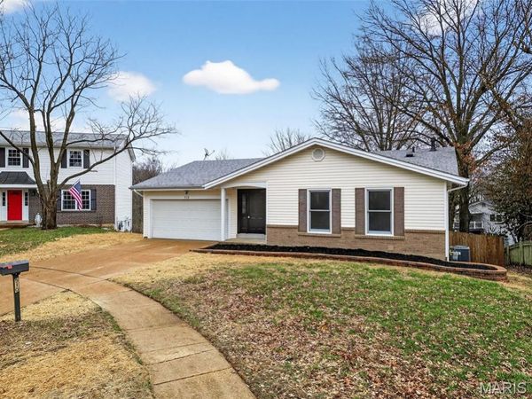 510 Charoak Drive, Ballwin, MO 63021