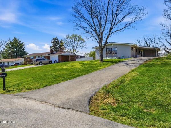 2807 Thomas Drive, Maryville, TN 37804