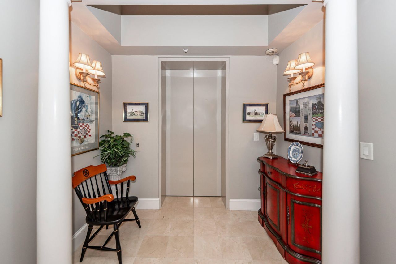 283 S Plaza Court Photo 4