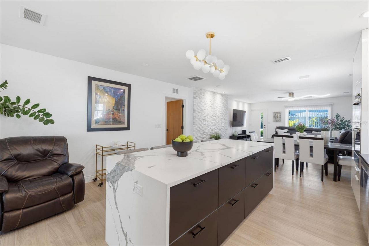 639 43rd Avenue N, Saint Petersburg, FL 33703 Photo