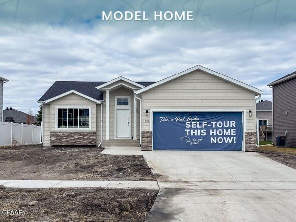 982 DAVID Drive, Grand Forks, ND 58201
