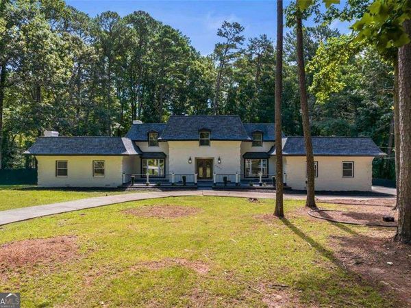 2023 Stoneleigh Drive, Stone Mountain, GA 30087