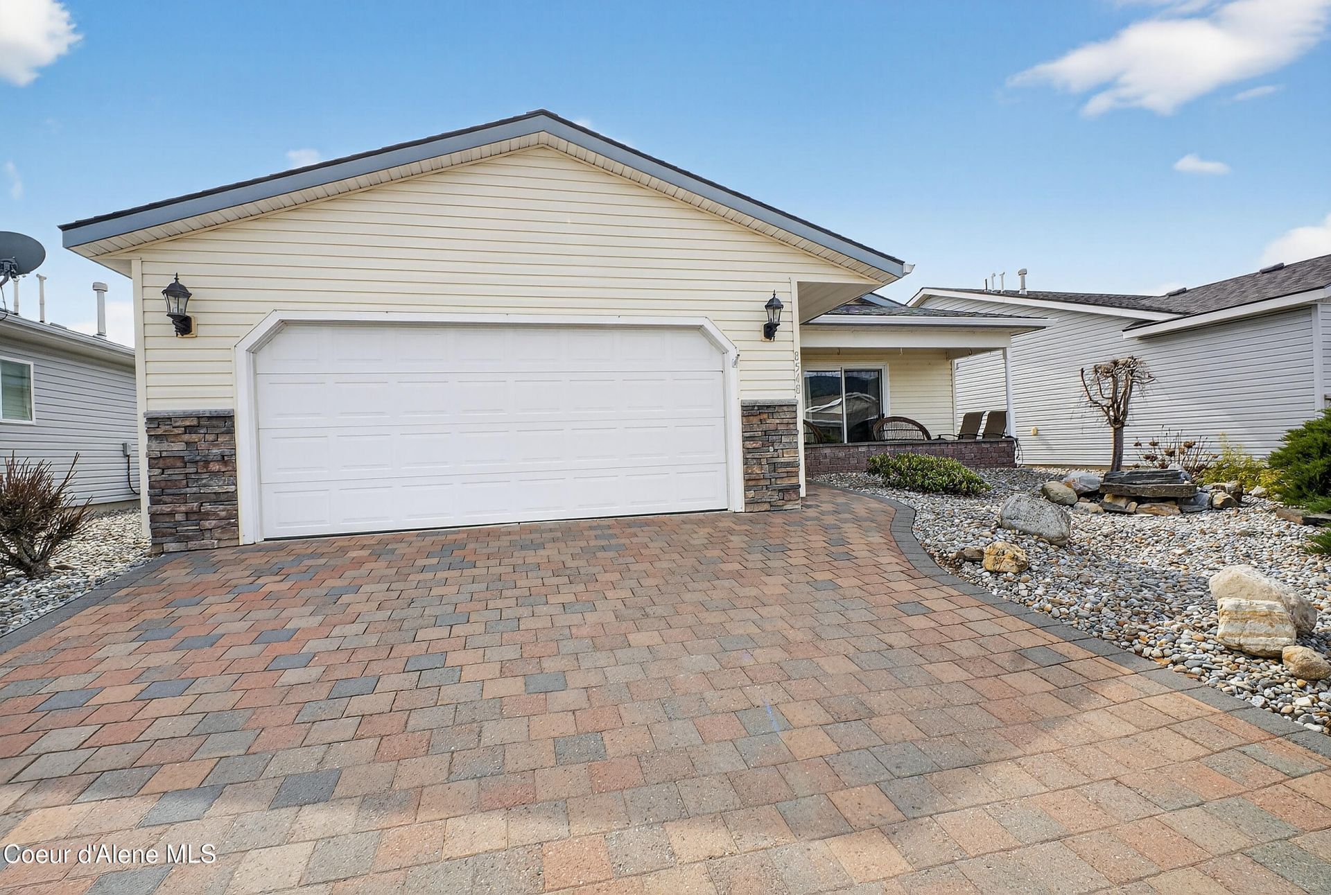 8548 W Sawtooth St, Rathdrum, ID 83858 Main Photo