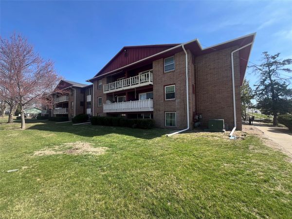 7815 Douglas Avenue, Unit 101, Urbandale, IA 50322