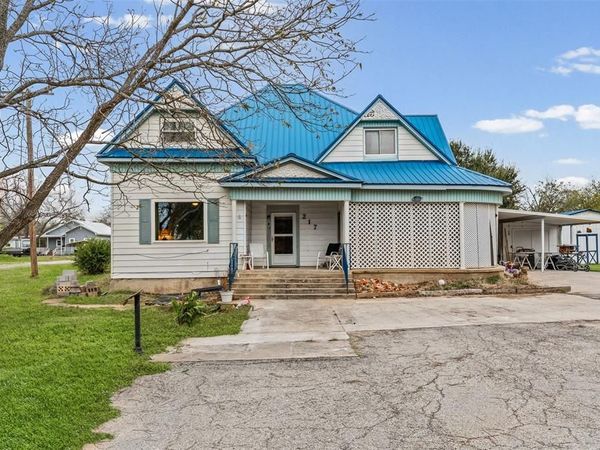 215 N 5th Street , Lott, TX 76656