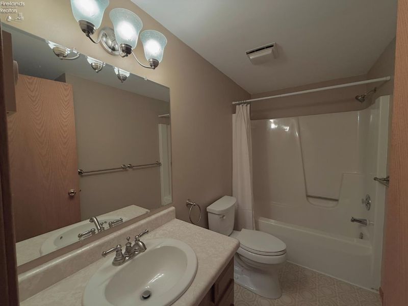 204 N Lakefront Drive, Unit 204, Port Clinton, OH 43452 Photo 9