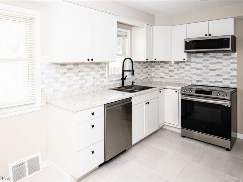 24791 Drakefield Avenue, Euclid, OH 44123 Photo 11