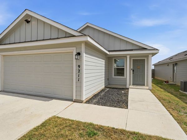 9211 Navarro, Seguin, TX 78155