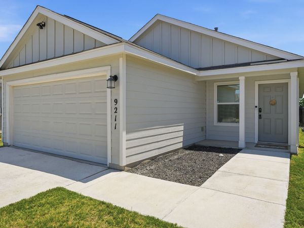 9211 Navarro, Seguin, TX 78155