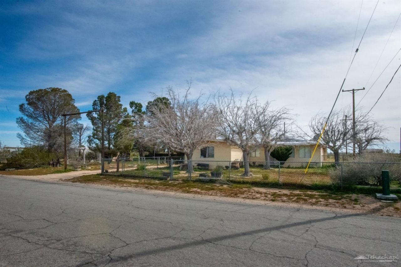 6042 Malibu Drive, Mojave, CA 93501 Main Photo