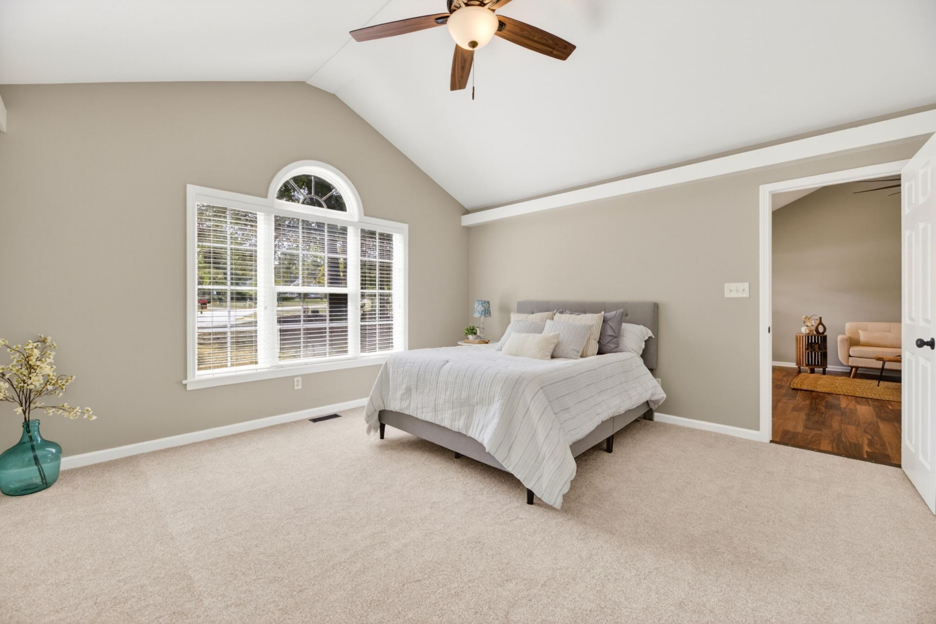 135 Litchfield Court Photo 6