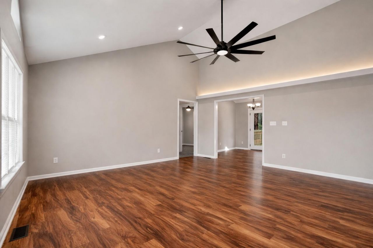 135 Litchfield Court Photo 6