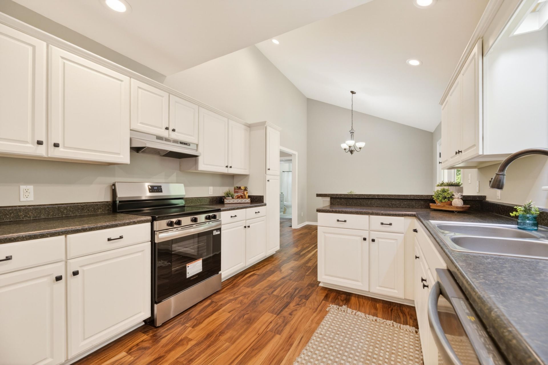 135 Litchfield Court Photo 8
