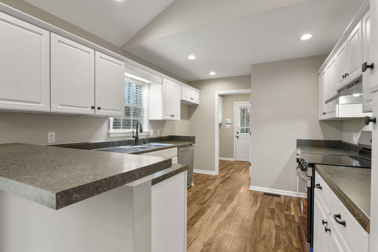 135 Litchfield Court Photo 8