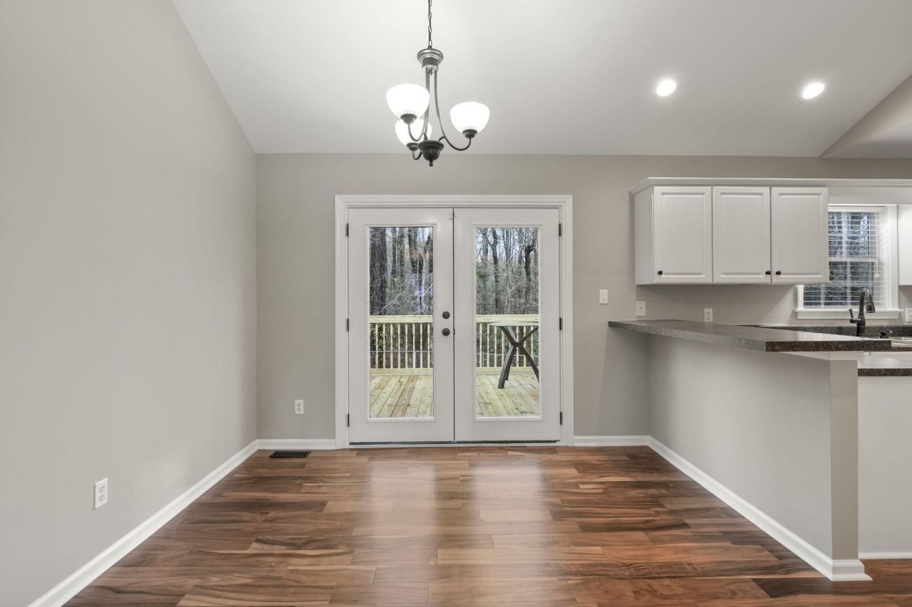 135 Litchfield Court Photo 9