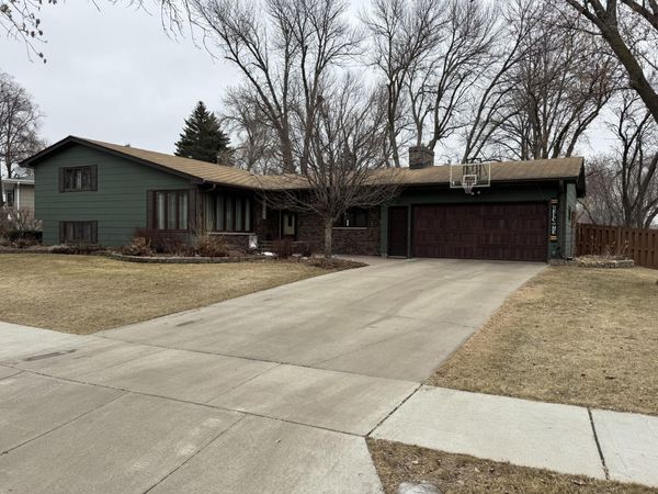 127 Elizabeth Drive, Aberdeen, SD 57401