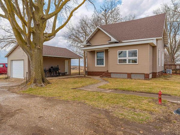 403 W DELAVAN Street, New Holland, IL 62671