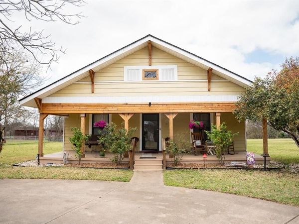 801 S Hall Street , Ennis, TX 75119