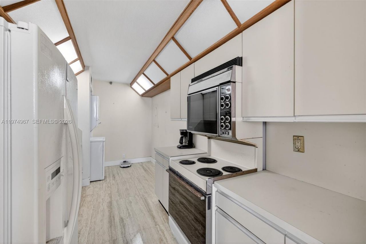 19355 Turnberry Way , Unit 17C, Aventura, FL 33180 Photo